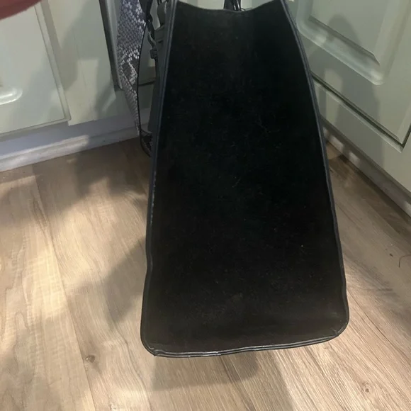 ALDO Black tote/bag/purse with snake skin design shoulder strap and key tassel - Picture 7 of 16